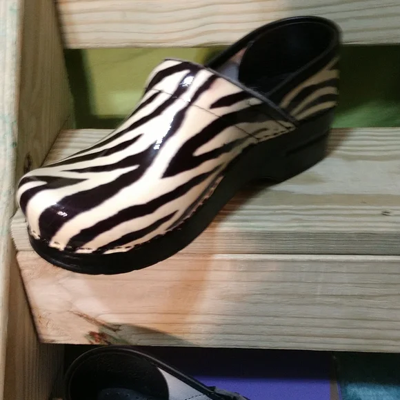 SOLD🦓🦓•Dansko🦓 Women's Clogs Size 37 Designer Zebra Stripes🦓 Patent Leather. - Picture 5 of 12